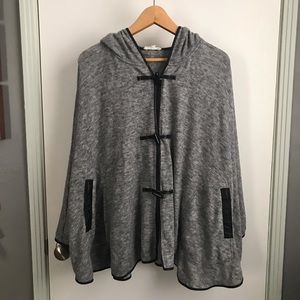 Wooly sweater poncho w faux leather lining